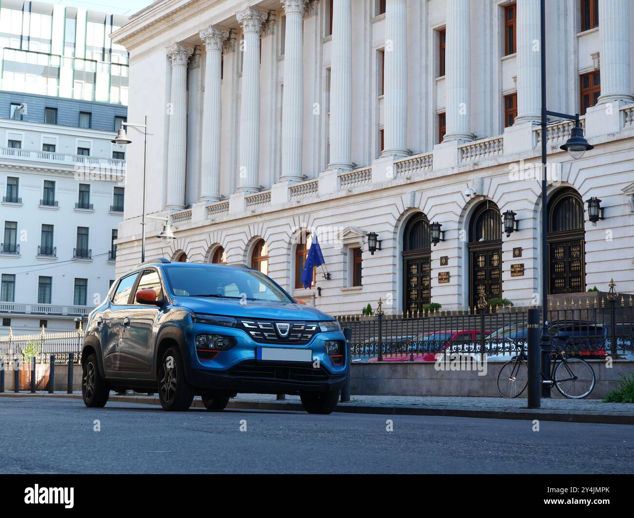 Bukarest, Rumänien - 16. Juni 2024: Dacia Spring Blue Elektroauto des rumänischen Herstellers Dacia parkte im Zentrum der Stadt vor der rumänischen Nation Stockfoto