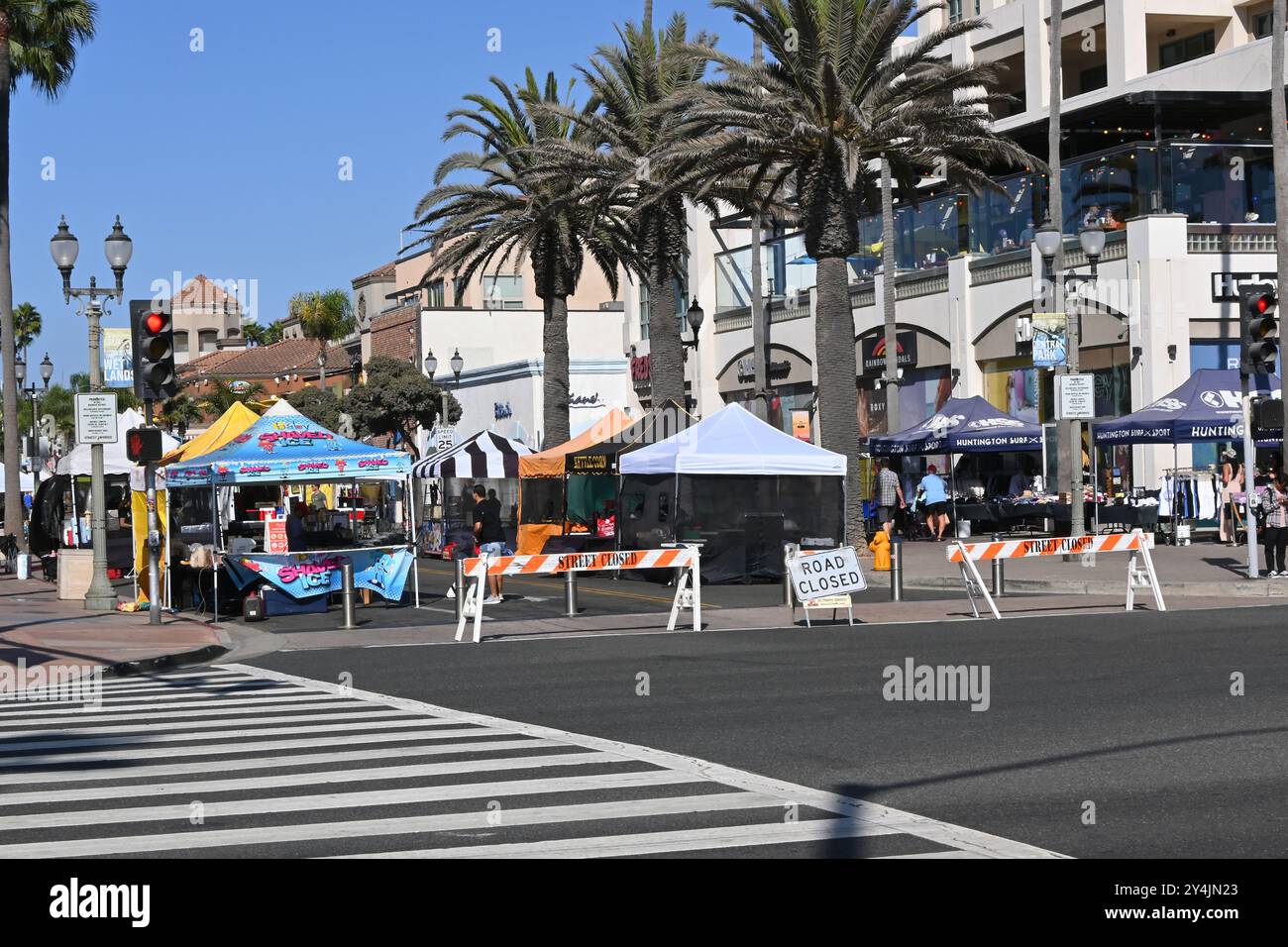 HUNTINGTON BEACH, KALIFORNIEN - 17. SEPTEMBER 2024: Händler richten sich an der Main Street für den Surf City Nights Certified Farmers Market ein und jeden Dienstag EV Stockfoto