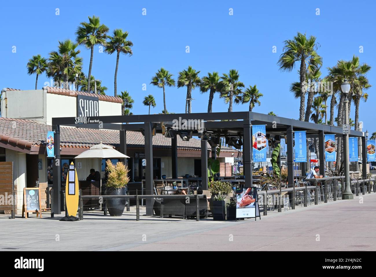 HUNTINGTON BEACH, KALIFORNIEN - 17. SEPTEMBER 2024: The Shor Restaurant and Market am Baordwalk in der Nähe des Huntington Beach Pier. Stockfoto