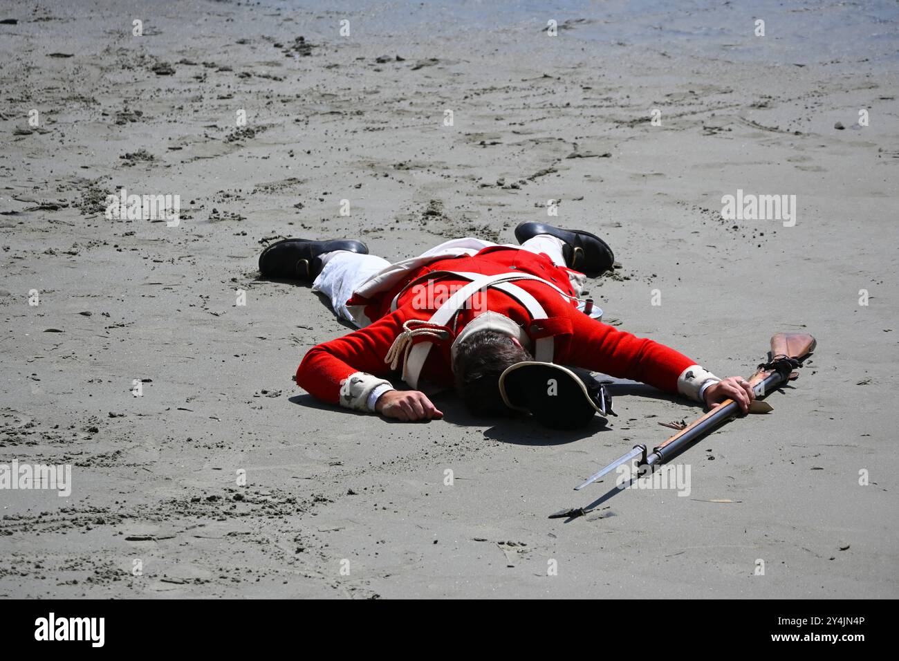 DANA POINT, KALIFORNIEN - 15. SEPTEMBER 2024: Soldat-Reenactor in historischen Kostümen beim Ocean Institutes Maritime Festival, bei dem Dead on the Beach gespielt wird. Stockfoto