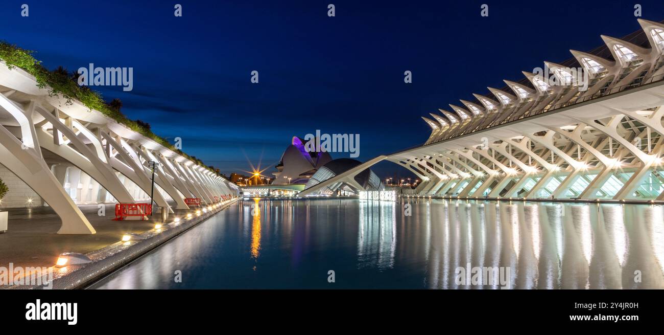 VALENCIA, SPANIEN - 15. FEBRUAR 2022: Die Stadt der Künste - Wissenschaftsmuseum, Agora und Assut de l'Or, entworfen vom valencianischen Architekten Santiago Calatrava. Stockfoto