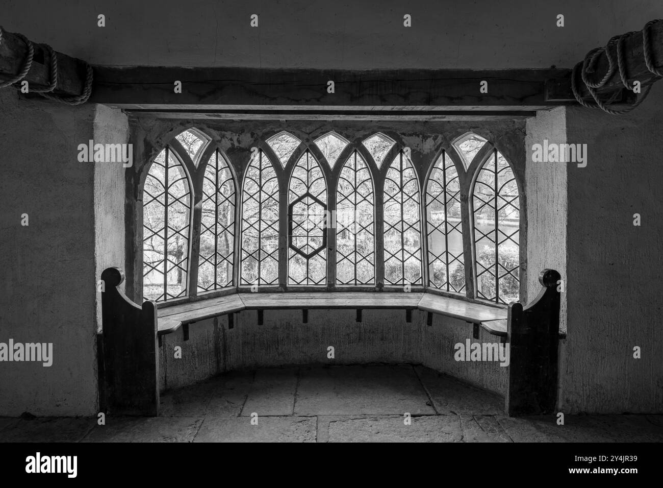 Blick durch das Fenster des gotischen Cottage auf den See bei Stourhead Gardens Stockfoto