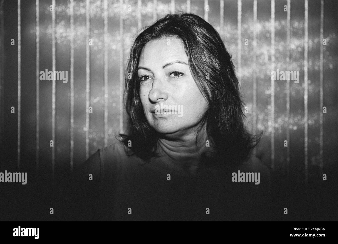 Nachdenkliches Frauenporträt in Schwarzweiß, tiefe Gedanken, emotionaler Ausdruck, dramatische Beleuchtung, das Wesen des Nachdenklichkeitskonzepts einfängt Stockfoto