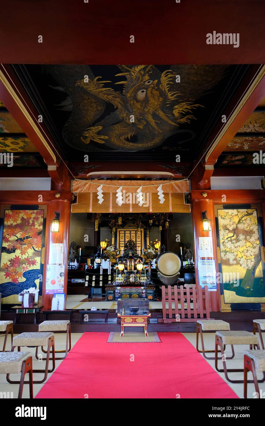 Blick von innen auf den Benten-do-Tempel, ein traditioneller japanischer Shinto-Schrein im Ueno Park. Ueno, Taito Ward, Tokio, Japan Stockfoto