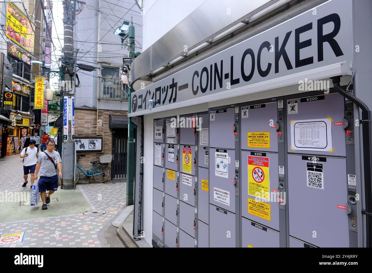 Münzschließfächer auf der Straße von Nakano City. Tokio, Japan Stockfoto