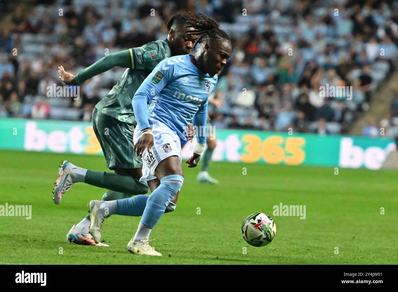 Brandon Thomas Asante (23 Coventry City) wurde von Destiny Udogie (13 Tottenham) beim Spiel der dritten Runde des Carabao Cup zwischen Coventry City und Tottenham Hotspur in der Coventry Building Society Arena, Coventry, am Mittwoch, den 18. September 2024, herausgefordert. (Foto: Kevin Hodgson | MI News) Credit: MI News & Sport /Alamy Live News Stockfoto