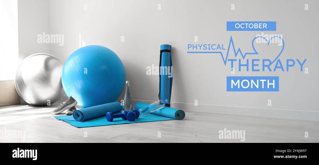 Verschiedene Sportgeräte auf dem Boden im Fitnessstudio. Banner für den Monat Physiotherapie Stockfoto