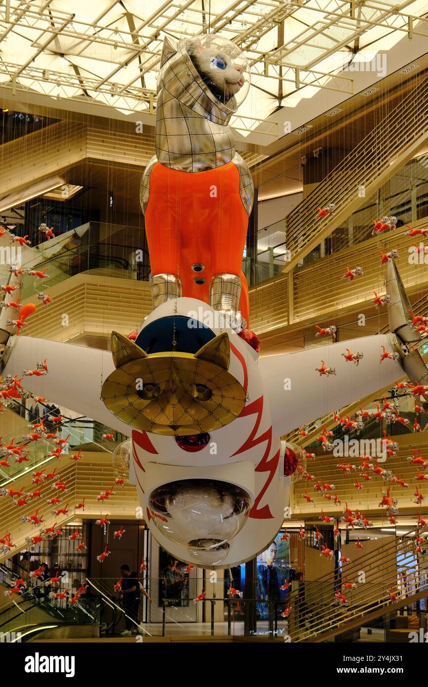 Das Atrium des luxuriösen Einkaufskomplexes Ginza Six, das mit der raumbezogenen Kunstinstallation des japanischen Künstlers Kenji Yanobe „Big Cat Bang“ Ginza, Tokio, Japan, dekoriert ist Stockfoto