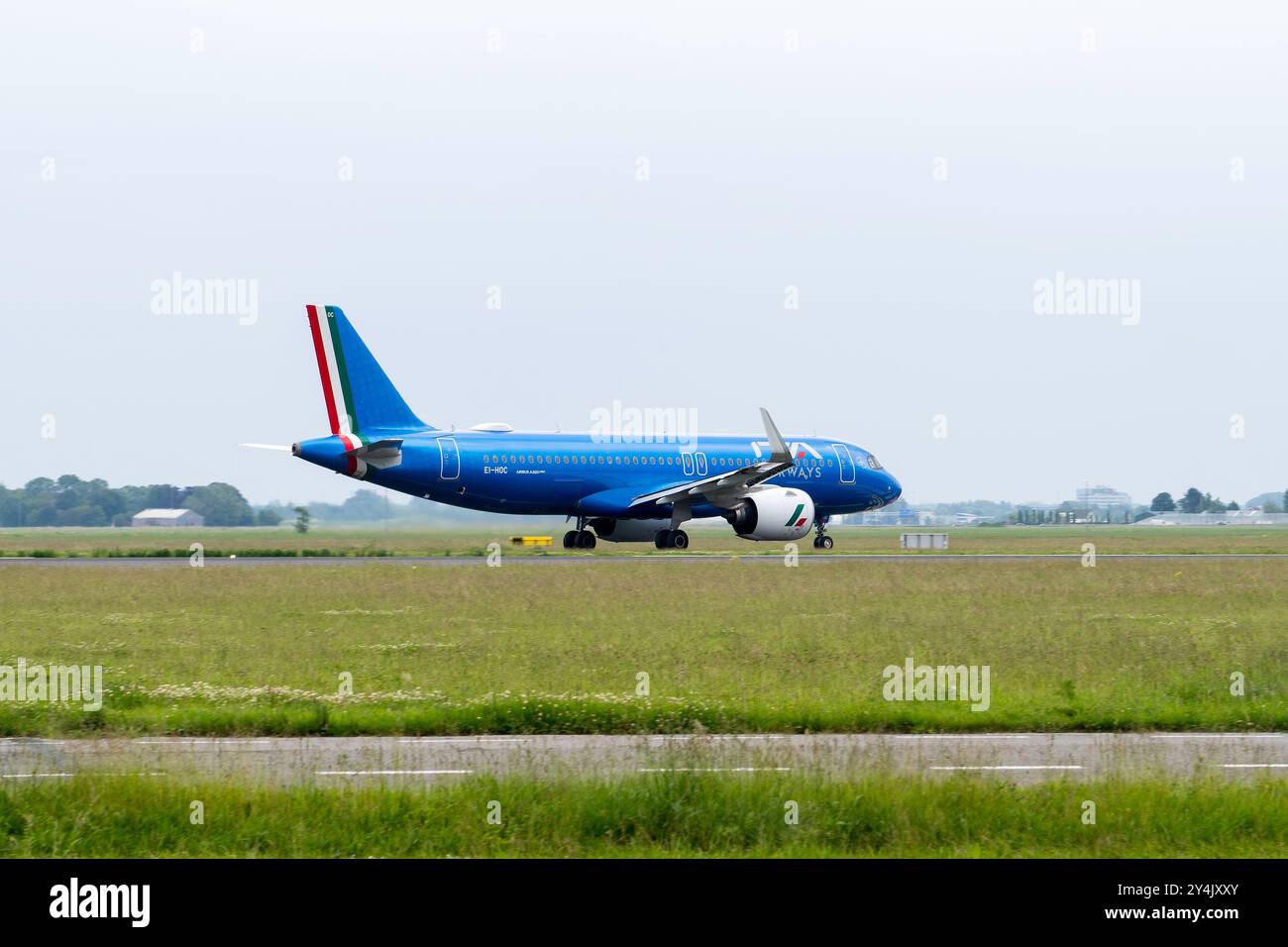 Blauer ITA Airways Airbus A320 NEO Ankunft in Amsterdam Schiphol Stockfoto