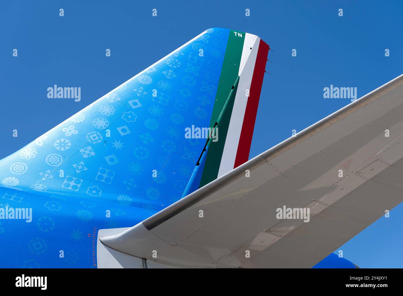 Blaues Ende eines ITA Airways Airbus A320 mit Tricolor-Streifen mit italienischer Flagge Stockfoto