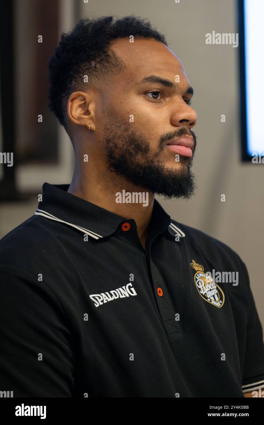 ALS Monaco Basket Spieler Elie Okobo wird während einer Pressekonferenz gesehen. ALS Monaco Basket in den Salons des Automobile Club de Monaco eine Pressekonferenz zur Saisonvorbereitung hielt, um die Ambitionen des Vereins zu präsentieren, alle Wettbewerbe zu gewinnen und das Viertelfinale der Euroleague zu erreichen, ein neues Trikot mit Sponsor Spalding und die Rekrutierung neuer Spieler. Stockfoto