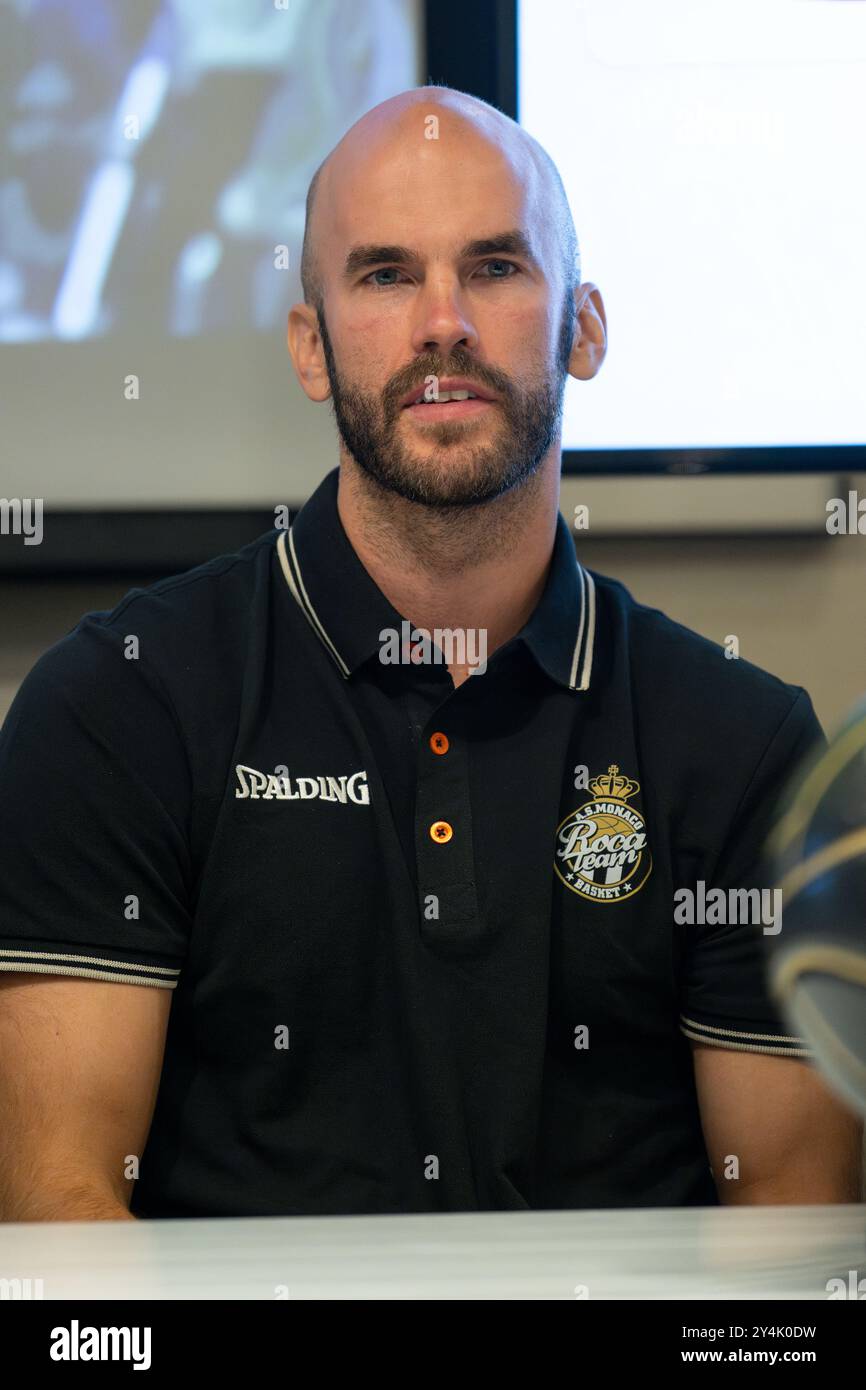 Der neue Rekrute Nicholas „Nick“ William Calathes wird während einer Pressekonferenz gesehen. ALS Monaco Basket in den Salons des Automobile Club de Monaco eine Pressekonferenz zur Saisonvorbereitung hielt, um die Ambitionen des Vereins zu präsentieren, alle Wettbewerbe zu gewinnen und das Viertelfinale der Euroleague zu erreichen, ein neues Trikot mit Sponsor Spalding und die Rekrutierung neuer Spieler. Stockfoto