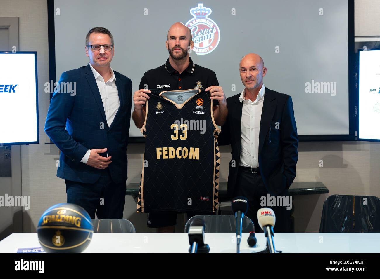 ALS Monaco neu rekrutierter Spieler Nicholas Nick William Calathes ein neues Trikot für die Saison präsentiert, flankiert von Vertretern des neuen Spalding Company. ALS Monaco Basket in den Salons des Automobile Club de Monaco eine Pressekonferenz zur Saisonvorbereitung hielt, um die Ambitionen des Vereins zu präsentieren, alle Wettbewerbe zu gewinnen und das Viertelfinale der Euroleague zu erreichen, ein neues Trikot mit Sponsor Spalding und die Rekrutierung neuer Spieler. Stockfoto