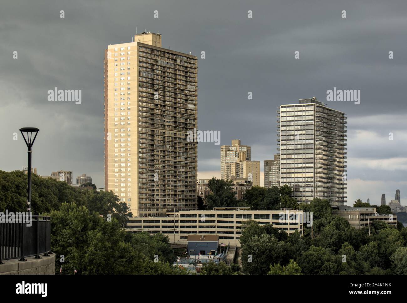 Hochhäuser in West New york (Jersey Waterfront) hohe Wohnhäuser stürmischer düsterer dunkler Himmel (hudson River City View Livin) Stockfoto