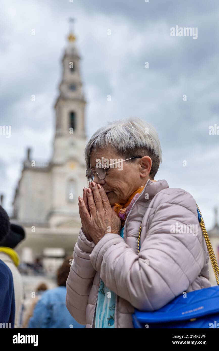 Pilger beten im Heiligtum unserer Lieben Frau von Fatima, wo die Jungfrau Maria drei Hirtenkindern erschien. Stockfoto