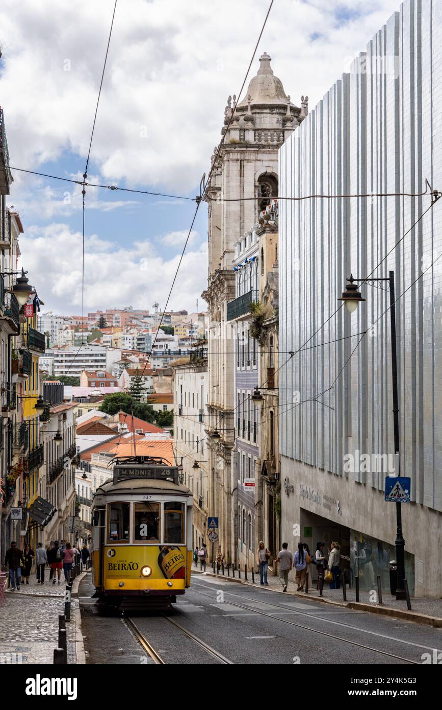 Tram 28 begann 1924 mit dem Transport von Menschen durch die Stadt der sieben Hügel in Lissabon und ist heute bei Einheimischen ebenso beliebt wie bei Besuchern. Stockfoto