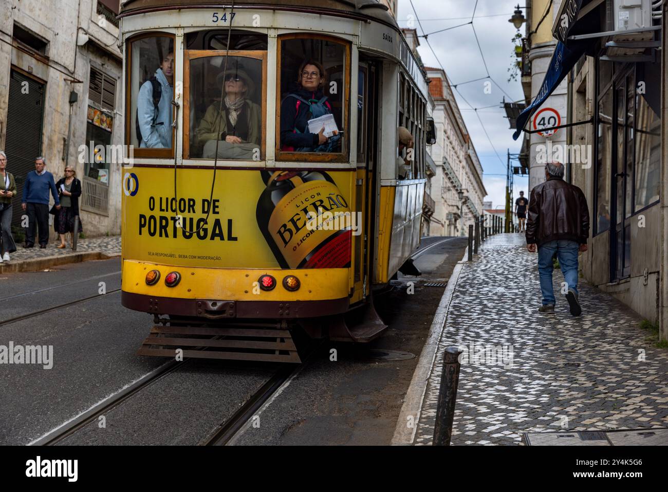 Tram 28 begann 1924 mit dem Transport von Menschen durch die Stadt der sieben Hügel in Lissabon und ist heute bei Einheimischen ebenso beliebt wie bei Besuchern. Stockfoto