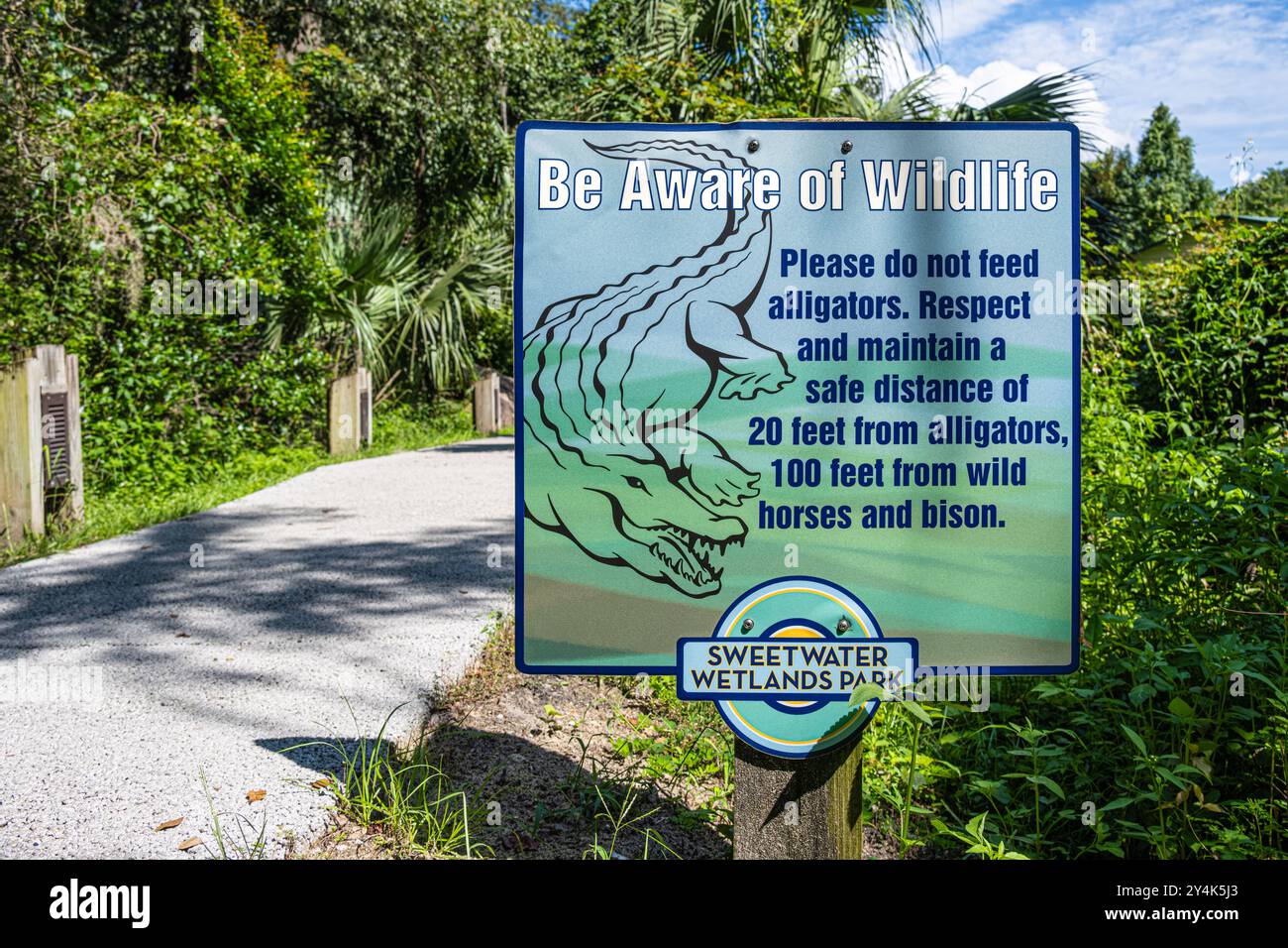 Alligatoren- und Wildtierwarnschild im Sweetwater Wetlands Park am Paynes Prairie Preserve in Gainesville, Florida. (USA) Stockfoto