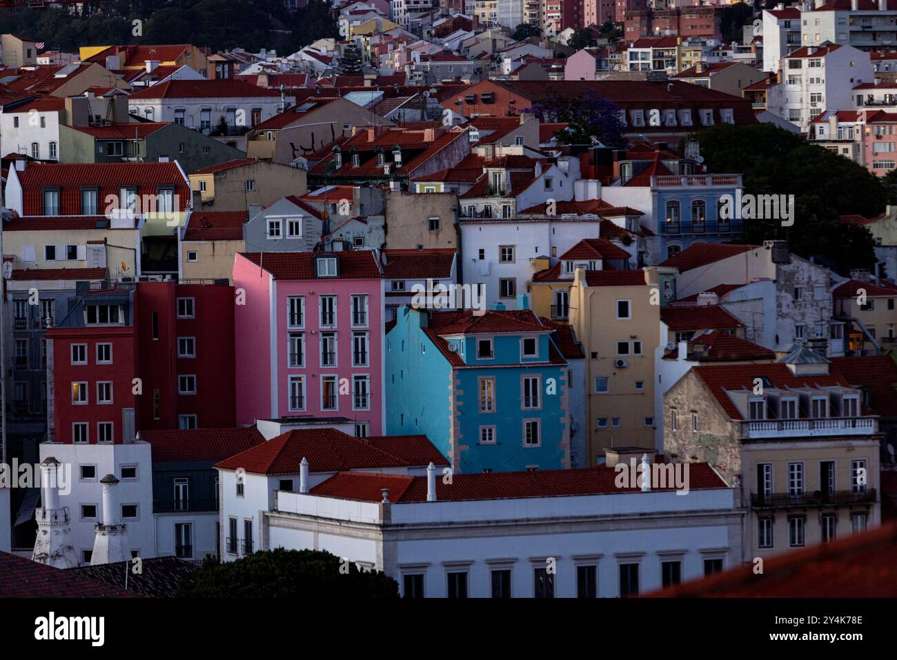 Farbenfrohe Häuser säumen den Hügel in Lissabon, Portugal Stockfoto