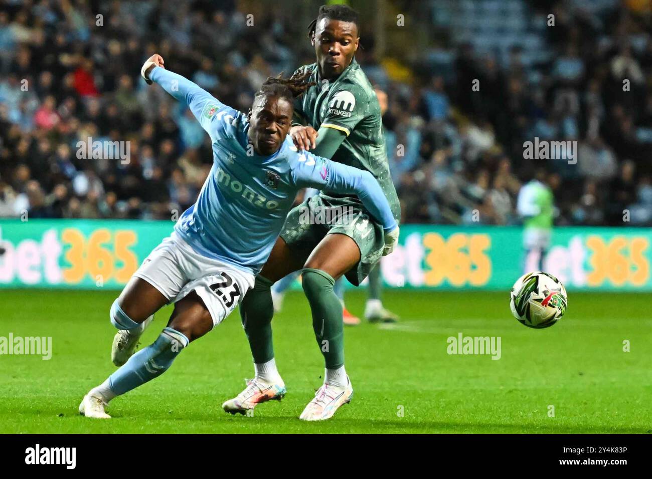 Brandon Thomas Asante (23 Coventry City) und Destiny Udogie (13 Tottenham) treten am Mittwoch, den 18. September 2024, in der Coventry Building Society Arena in Coventry in Coventry in Coventry in der dritten Runde des Carabao Cup an. (Foto: Kevin Hodgson | MI News) Credit: MI News & Sport /Alamy Live News Stockfoto