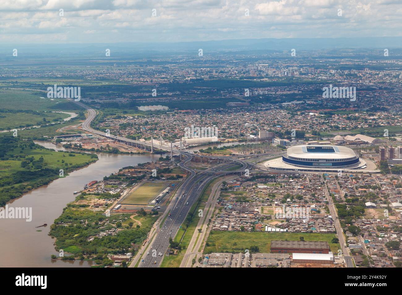 Das Fußballstadion Gremio Arena und die Brücke über die Flüsse Jacui und Gravai in Porto Alegre, Rio Grande do Sul, Brasilien. Stockfoto