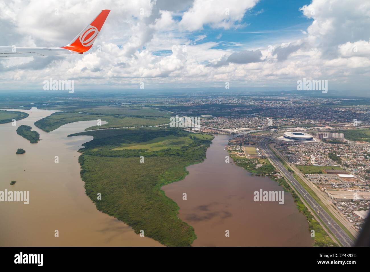 Das Fußballstadion Gremio Arena und die Brücke über die Flüsse Jacui und Gravai in Porto Alegre, Rio Grande do Sul, Brasilien. Stockfoto