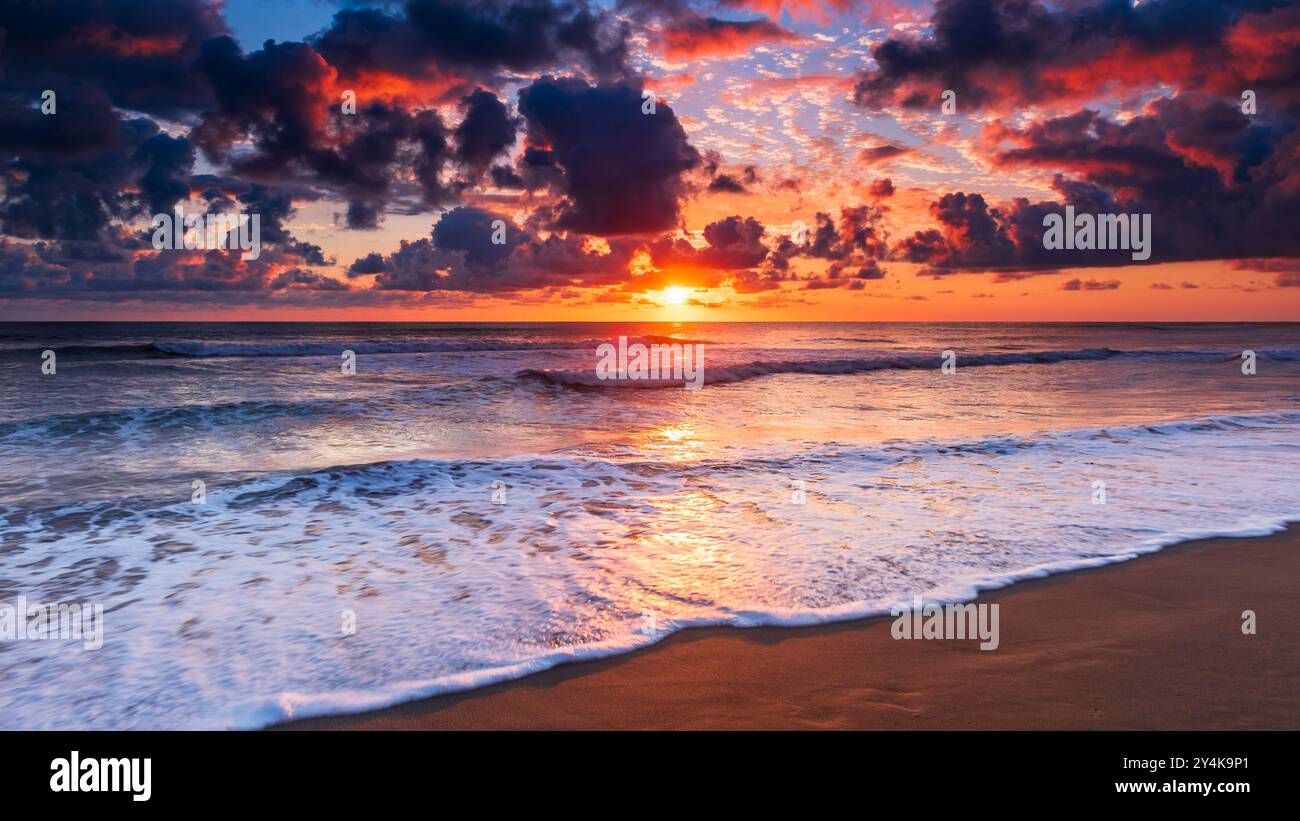 Sonnenuntergang über dem Pazifik in Playa Matapalo, Provinz Puntarenas, Costa Rica Stockfoto