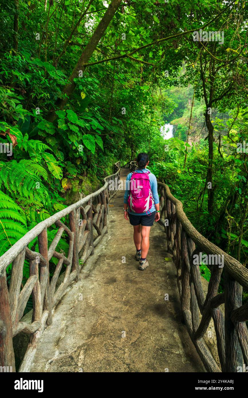 Frau beim Wandern in den Wasserfallgärten La Paz, Provinz Alajuela, Costa Rica Stockfoto