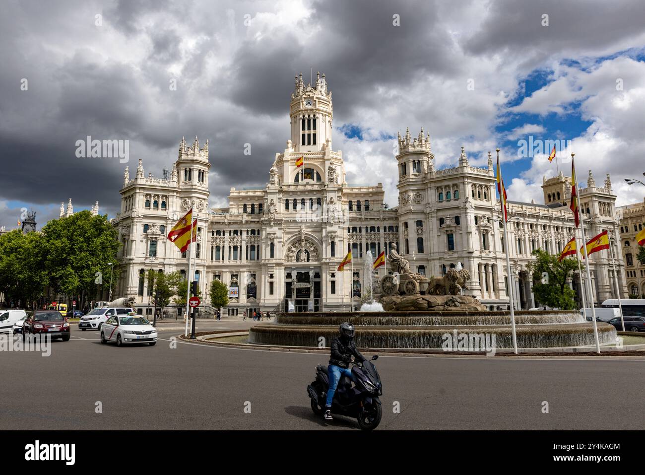 Ein stürmischer Himmel über dem Cibeles-Palast in Madrid, Spanien. Stockfoto
