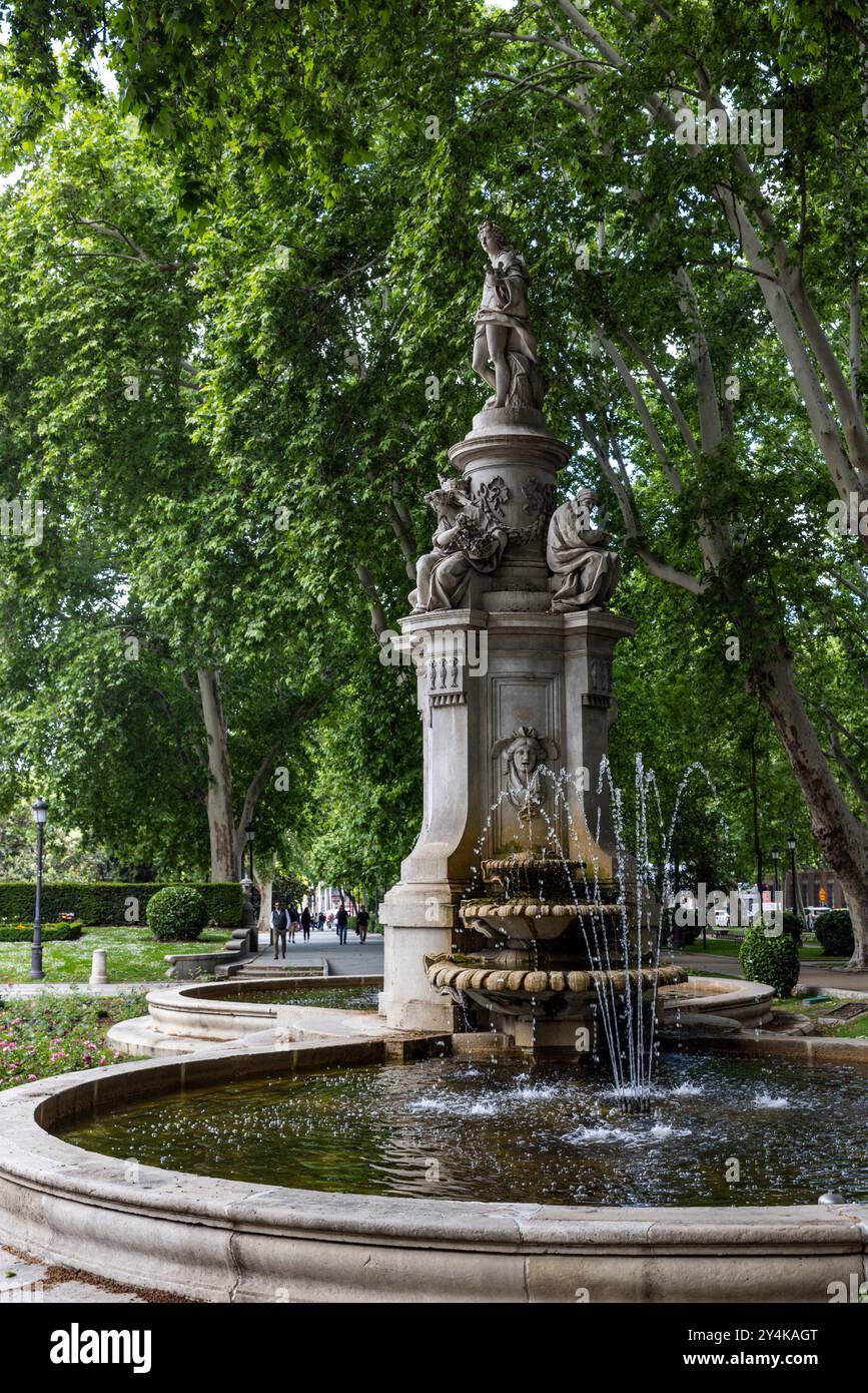 Paseo del Prado ist eine Fußgängerpromenade und UNESCO-Stätte, gesäumt von Bäumen und Springbrunnen in Madrid, Spanien. Stockfoto
