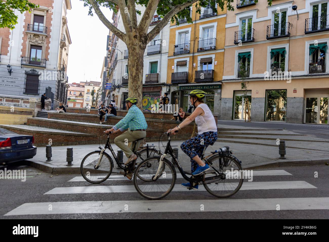 Die Menschen gehen ihrem täglichen Leben auf den Straßen von Madrid, Spanien, nach. Stockfoto