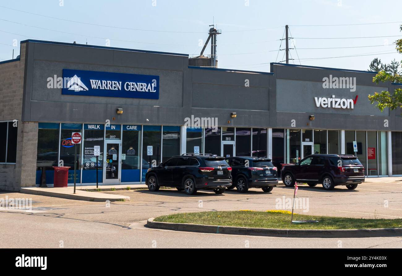 Ein kleines Einkaufszentrum mit einem Verizon-Geschäft und einem Notfallzentrum für das Warren General Hospital in Warren, Pennsylvania, USA Stockfoto