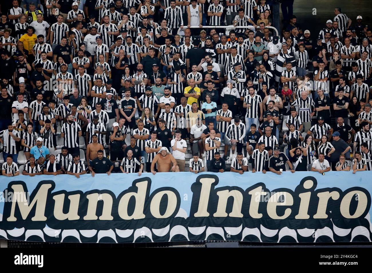 Rio de Janeiro, Brasilien. September 2024. Botafogo-Fans während des Spiels zwischen Botafogo und Sao Paulo für das Viertelfinale der Copa Libertadores 2024 im Nilton Santos Stadium in Rio de Janeiro, Brasilien am 18. September 2024 Foto: Satiro Sodre/DiaEsportivo/Alamy Live News Credit: DiaEsportivo/Alamy Live News Stockfoto