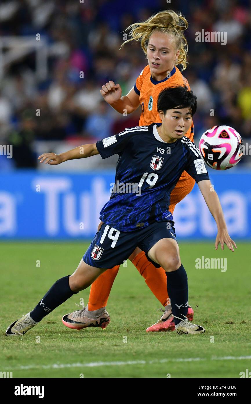 Cali, Kolumbien. September 2024. Miyu Matsunaga aus Japan kämpft im Halbfinale der FIFA U-20-Frauen-Weltmeisterschaft Kolumbien 2024 gegen die Niederlande gegen Ilse Kemper im Olympischen Pascual Guerrero-Stadion in Cali am 18. September 2024 um den Possesball. Foto: Alejandra Arango/DiaEsportivo/Alamy Live News Credit: DiaEsportivo/Alamy Live News Stockfoto