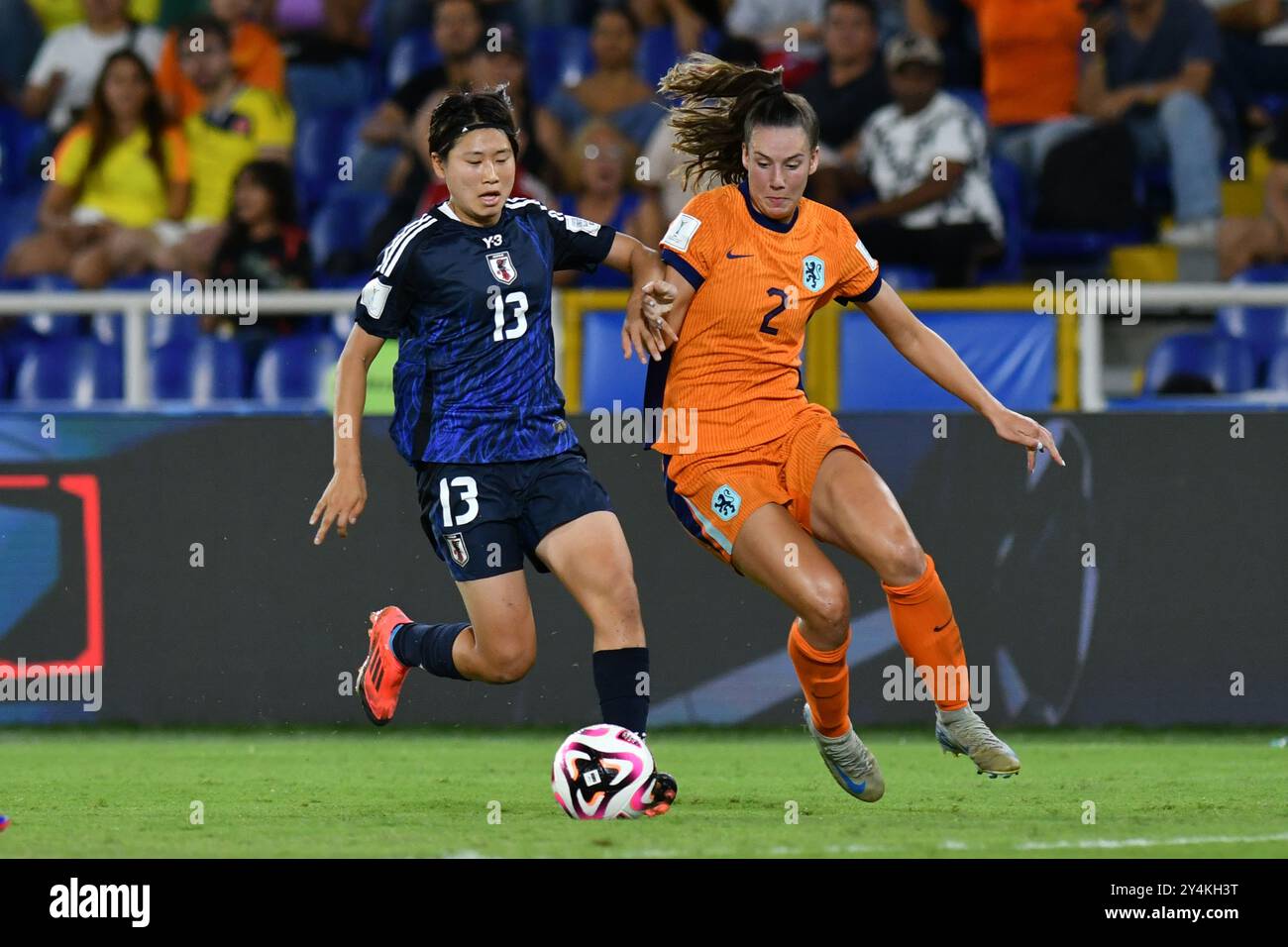 Cali, Kolumbien. September 2024. Maya Hijikata aus Japan kämpft im Halbfinale der FIFA U-20-Frauen-Weltmeisterschaft Kolumbien 2024 im Olympischen Pascual Guerrero-Stadion in Cali am 18. September 2024 um den Possesball mit Louise van Oosten aus den Niederlanden. Foto: Alejandra Arango/DiaEsportivo/Alamy Live News Credit: DiaEsportivo/Alamy Live News Stockfoto