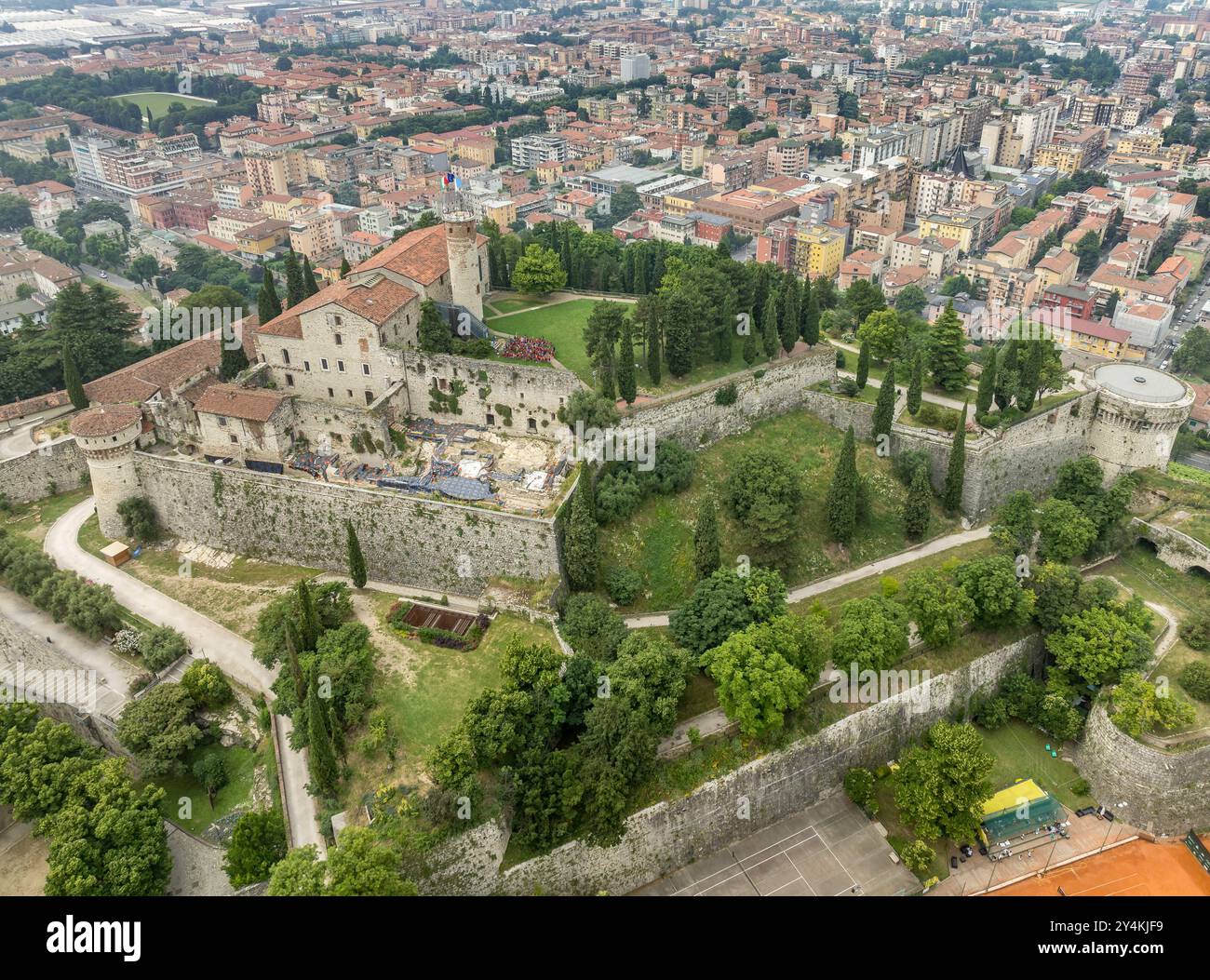 Blick aus der Vogelperspektive auf die mittelalterliche Burg Brescia, das Stadtzentrum, die Stadtmauern, Bastionen und Weinberge in der Lombardei Italien Stockfoto