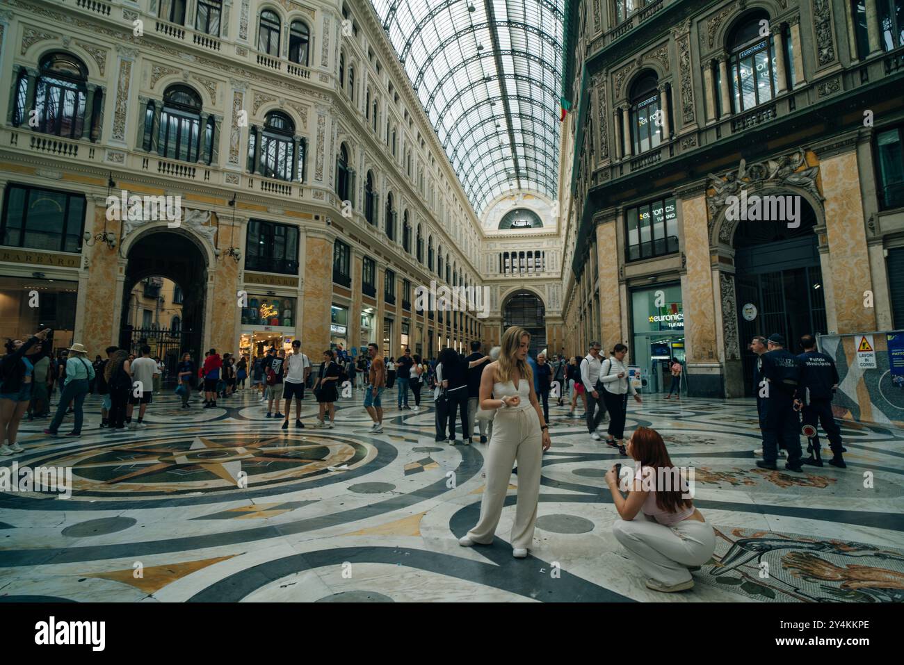 In Neapel - Italien - 2. Mai 2024 - eiserne Glasdecke der Galerie Umberto I in Neapel, Italien. Hochwertige Fotos Stockfoto