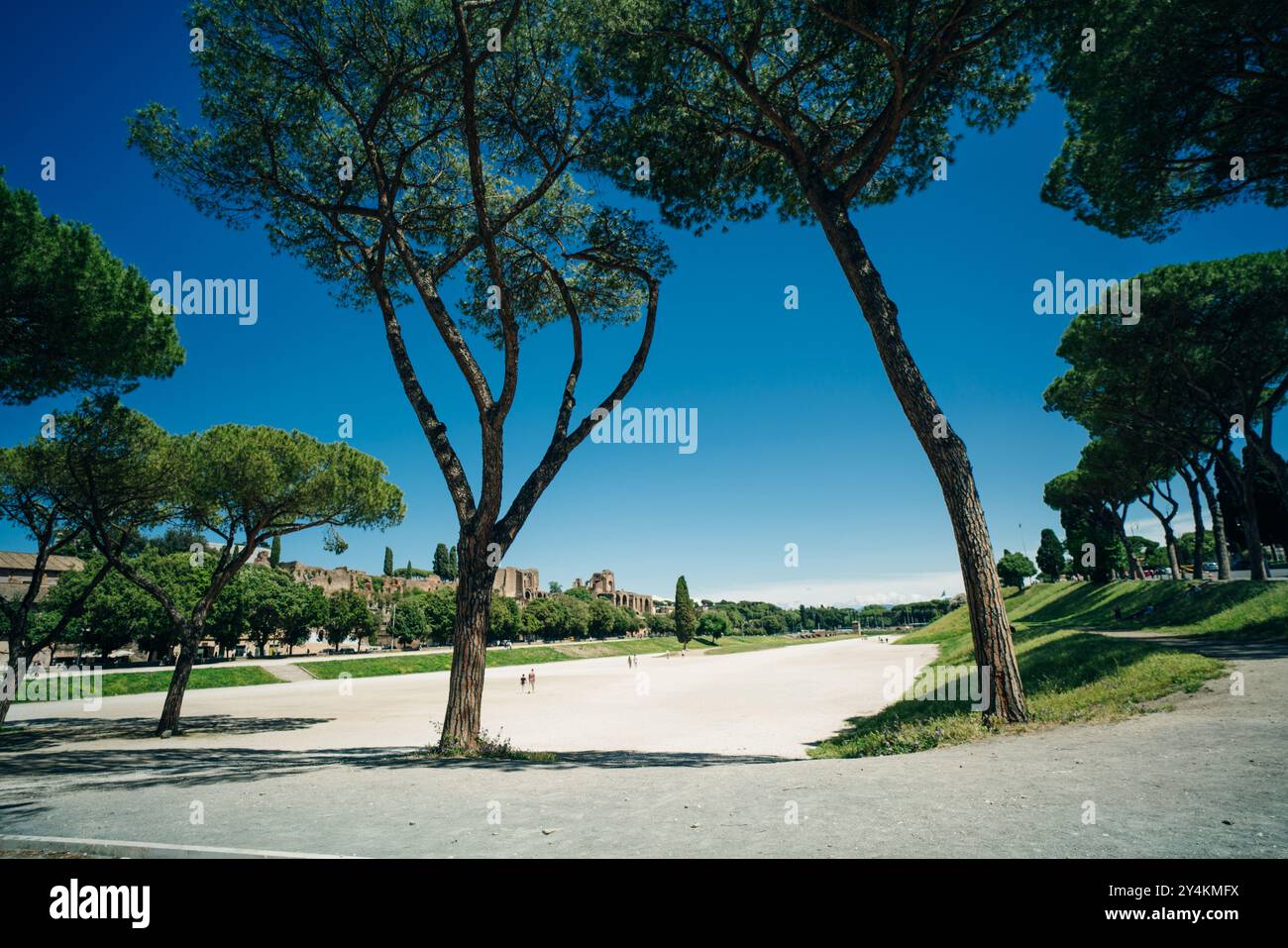 Blick über Circus Maximus - altes römisches Stadion für Wagenrennen. italien - 2. Mai 2024. Hochwertige Fotos Stockfoto