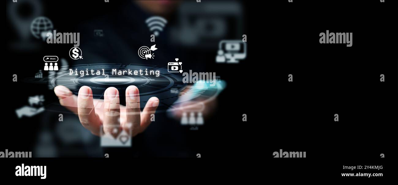 Digitales Marketingkonzept. Die Hand trägt den Text, digitales Marketing, umgeben von Online-Marketing-Symbolen über soziale Medien, E-Mail, Website und Stockfoto