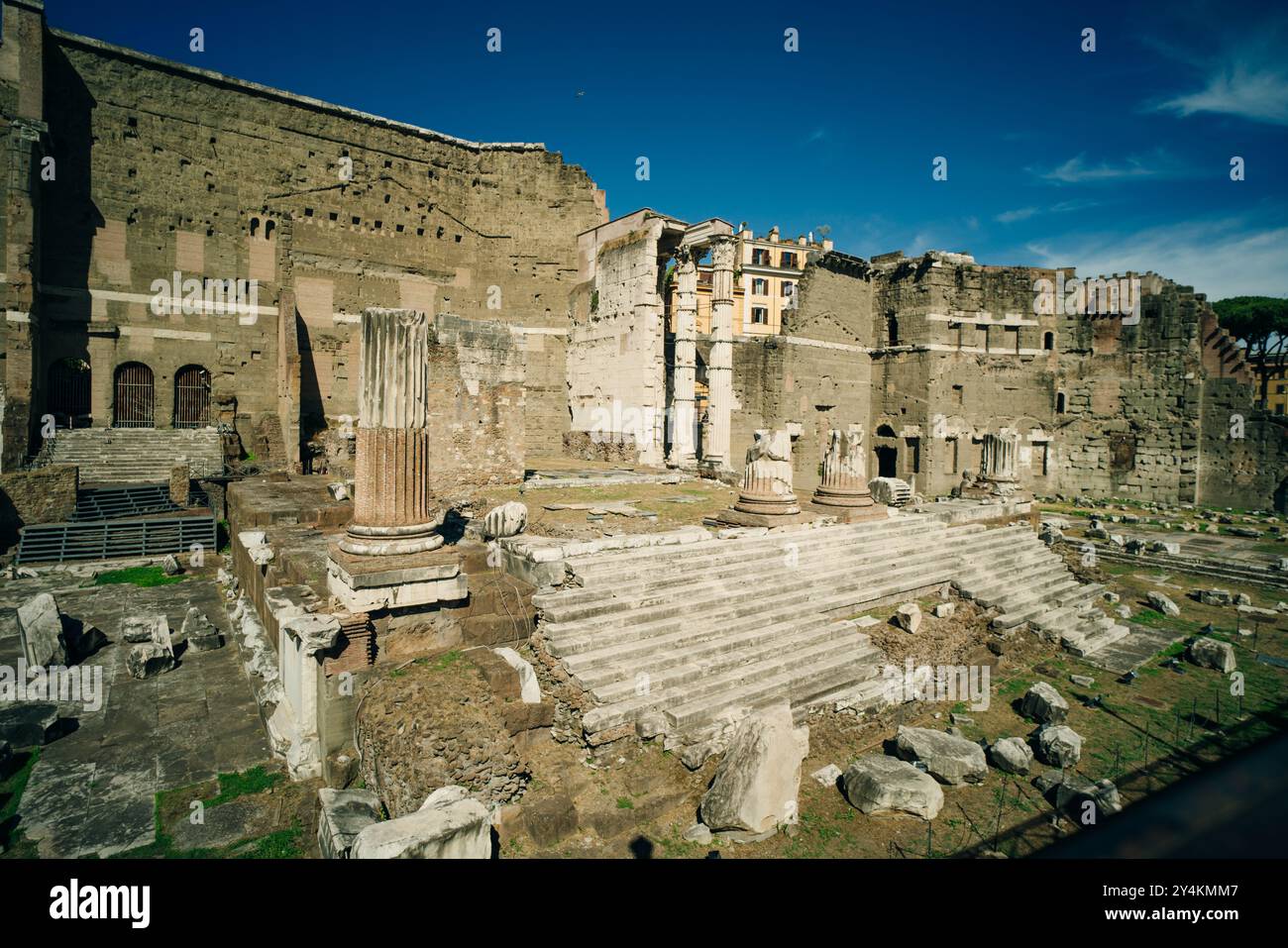 Tempel des Apollo Palatinus Ruinen auf dem Palatin Hügel, Rom, Italien - 2. Mai 2024. Hochwertige Fotos Stockfoto