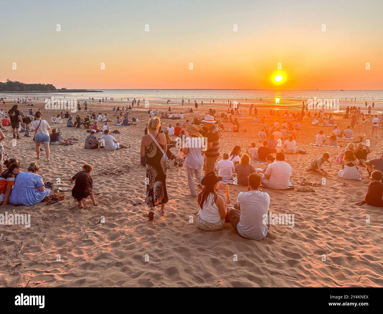 Menschen beobachten den Sonnenuntergang am Mindil Beach, den Gärten, der Stadt Darwin, Northern Territory, Australien Stockfoto