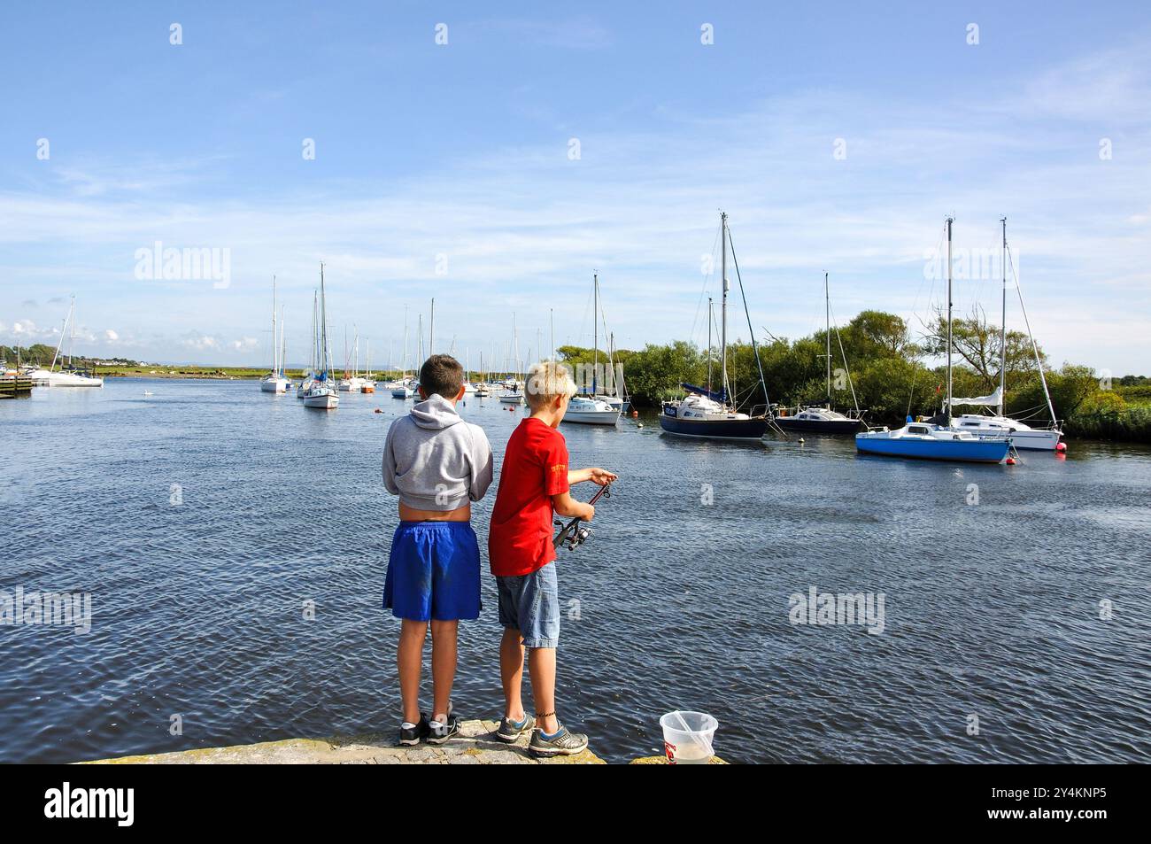 Jungen fischen in River Stour, The Quomps, Christchurch Quay, Christchurch, Dorset, England, Vereinigtes Königreich Stockfoto
