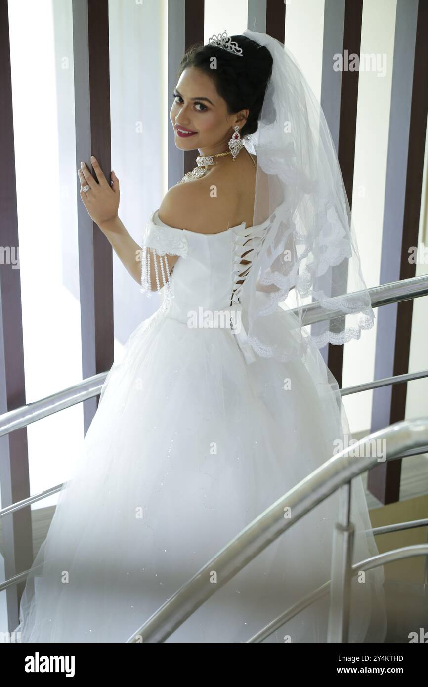 Personalisierbares Brautkleid mit Mädchen Stockfoto