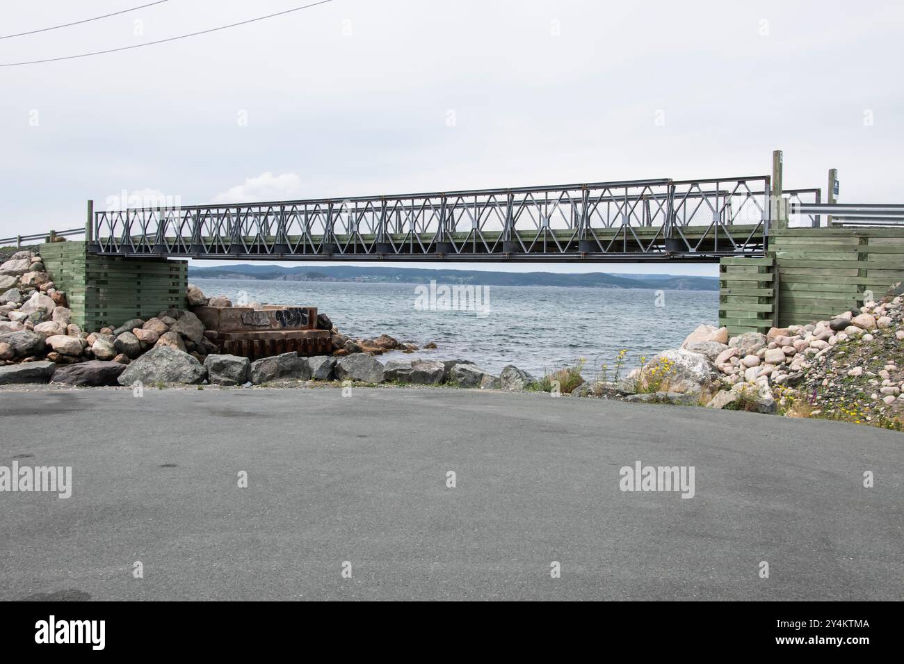 Fußgängerbrücke, früher Eisenbahnbrücke, in Seal Cove, Conception Bay South, Neufundland & Labrador, Kanada Stockfoto