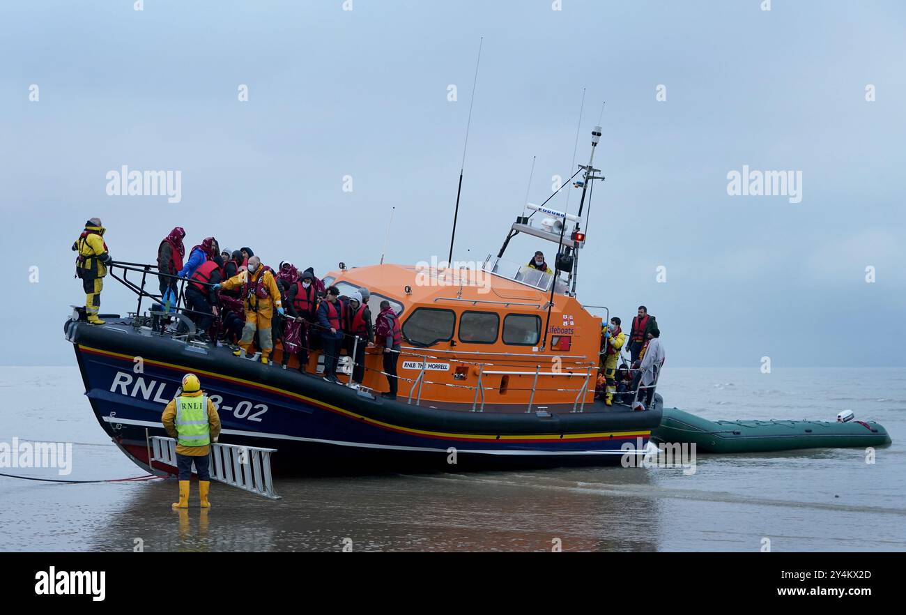 Aktenfoto vom 11/21: Eine Gruppe von Menschen, die als Migranten angesehen werden, wird von der RNLI nach Dungeness, Kent, nach einem Zwischenfall mit einem kleinen Boot im Kanal gebracht. Die Öffentlichkeit überschätzt den Anteil der Asylbewerber an der britischen Einwanderung erheblich, was zu "verzerrten Wahrnehmungen" führt, die die Debatte über Migration nach neuen Forschungen "unausgewogen" machen. Eine Umfrage ergab, dass die Befragten im Durchschnitt der Ansicht waren, dass die Asylbewerber 37 % der Gesamteinwanderung ausmachen, obwohl sie im Jahr bis Juni 2024 nur etwa 7 % ausmachen. Ausgabedatum: Donnerstag, 19. September 2024. Stockfoto