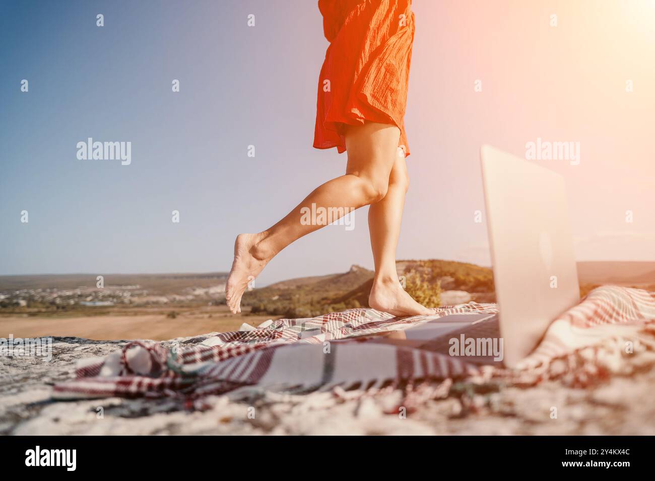 Barfußfreude: Eine Frau tanzt auf einer Cliffside-Decke Stockfoto