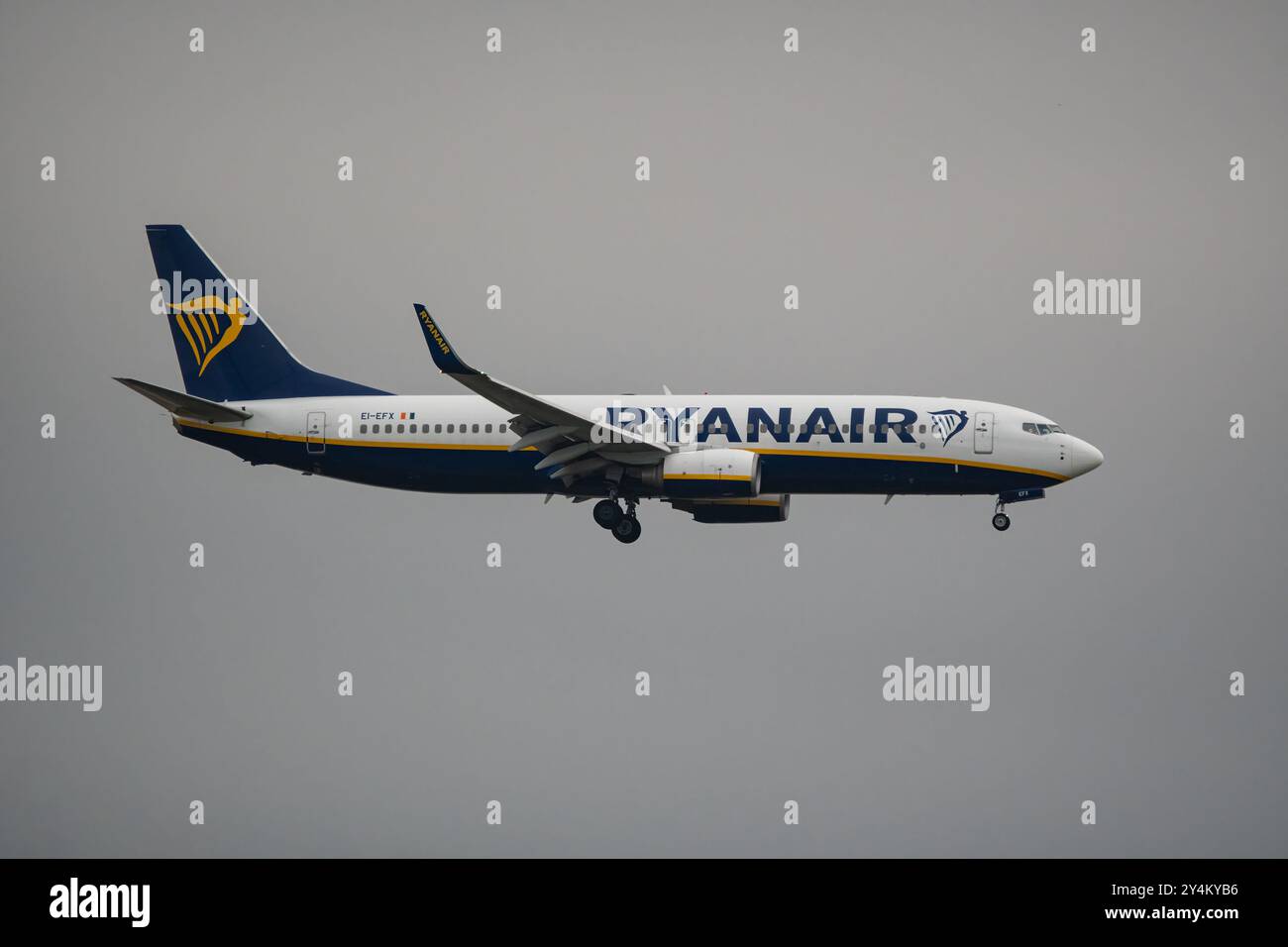 Boeing 737, betrieben von RYANAIR, bei Landeanflug auf dem Flughafen Barcelona El Prat, Barcelona, Katalonien, Spanien Stockfoto