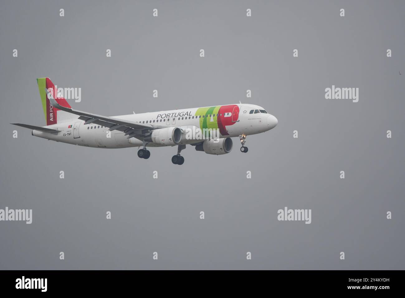 Airbus A320, betrieben von TAP Air Portugal, bei Landeanflug am Flughafen Barcelona El Prat, Barcelona, Katalonien, Spanien Stockfoto