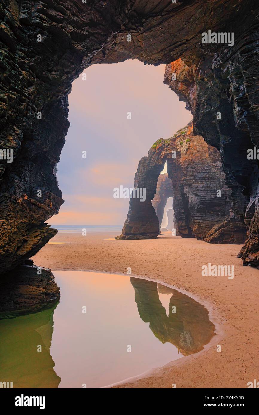 Sonnenuntergang am Strand von Praia das Catedrais (Playa de las Catedrales). Entlang der Nordwestküste Spaniens gibt es viele schöne Felsformationen. Pla Stockfoto