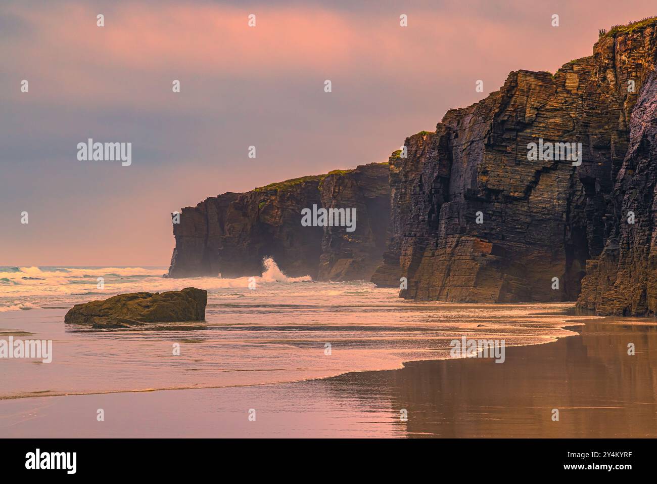 Sonnenuntergang am Strand von Praia das Catedrais (Playa de las Catedrales). Entlang der Nordwestküste Spaniens gibt es viele schöne Felsformationen. Pla Stockfoto